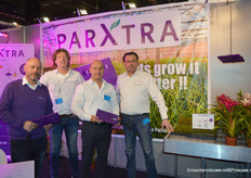 Mark van der Ende, Roy Visser, Lennard van Vliet en Arnaud Teller van ParXtra. Zij hadden uiteraard de in het oog springende booster weer meegenomen, waarmee telers plantgroei kunnen sturen met akoestisch versterkt licht.